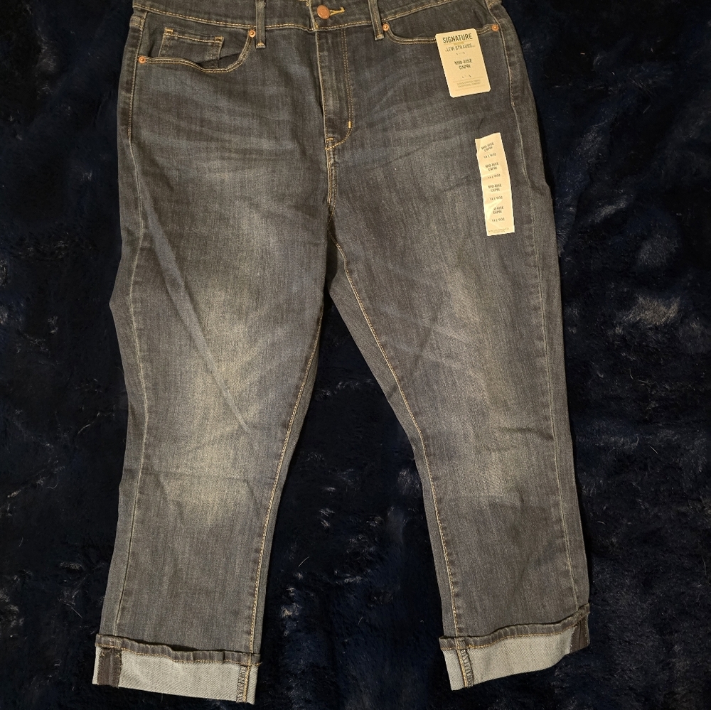 NWT Midrise Capri Levis Strauss
